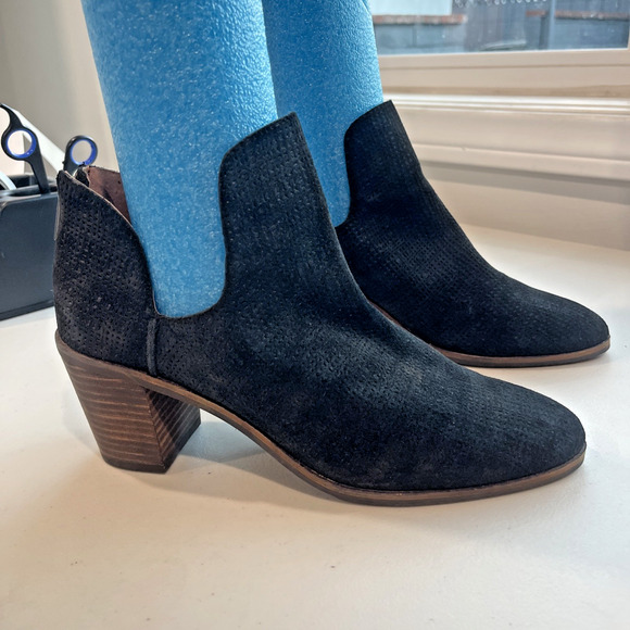 LUCKY BRAND Sz 10 M Black Suede Bootie Boot D’Orsay Back Zip Deep Side Cut 2.5" - Picture 1 of 10